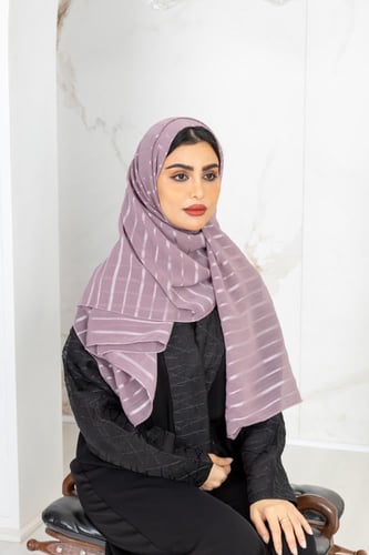 طرحة إلينا بلون نود مقلم