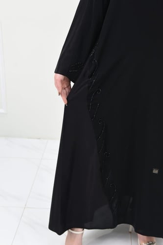 عباية بتطريزات وتفاصيل من قماش جاكار