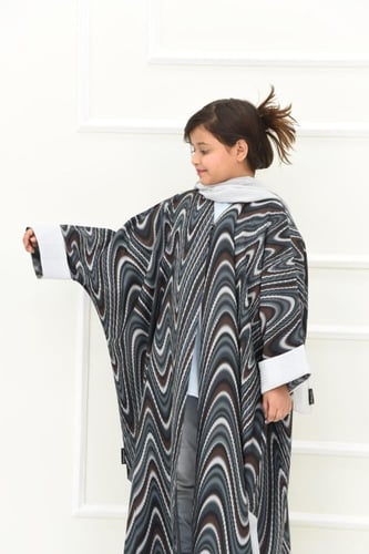 عباية بناتي نص بشت بقماش مموج واكمام رمادي