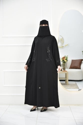 عباية بتطريز أنيق على الصدر والأكمام