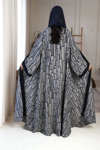 عباية كلوش رمادي مع مربعات كحلي ببندة شيفون