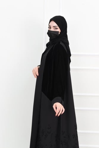 عباية بتفاصيل مخملية وتطريزات انيقة مثالية لكل الف...