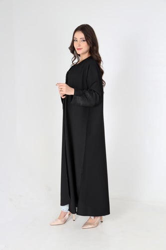 عباية كريب مزينة بتفاصيل الجاكار من جهة واحدة