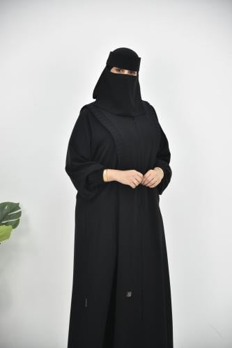 عباية ناعمة بأكتاف مبطنة وأكمام مطاطية