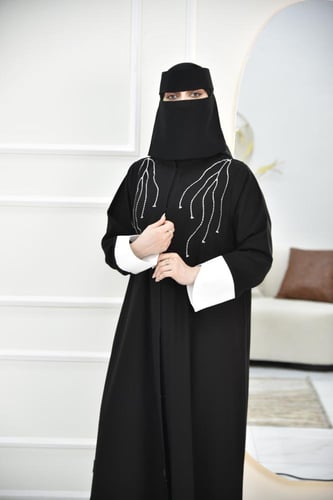 عباية بأكمام بيضاء كيرف وتطريز أبيض على الأكتاف