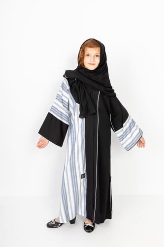 عباية بناتي باللونين الأسود والابيض