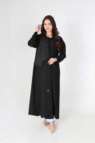 عباية كريب مزينة بتفاصيل الجاكار من جهة واحدة