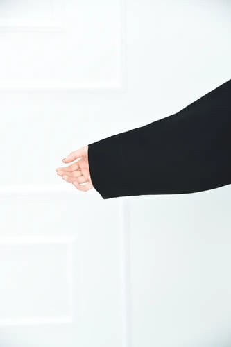 عباية سوداء نواعم بتطريز على الصدر