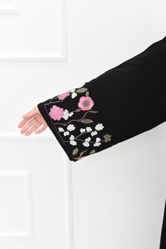 عباية نواعم بتطريز زهور ملونة بأسلوب عصري