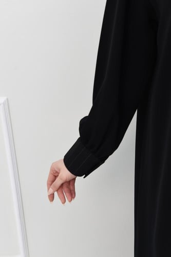 عباية كريب بتفاصيل صوف مقلم وأكمام كبك