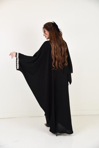 عباية بشت مناسبات بكلفة كريستال على الأكمام المربع...