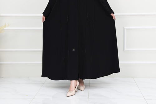 عباية كلوش تزينها تطريزات ساحرة