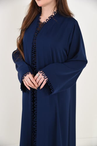 عباية بلون كحلي أنيقة بتفاصيل لوكسة على الحواف