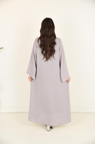 عباية بيج ناعمة بتطريز شك أنيق على الصدر والأكمام