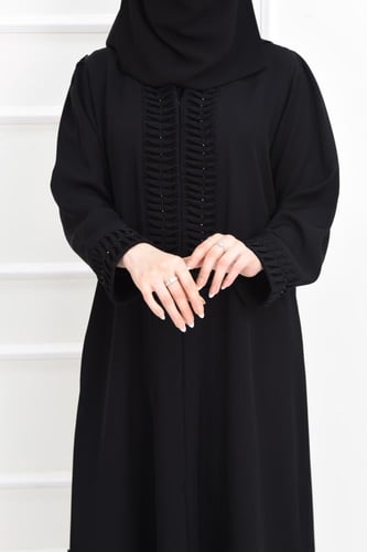 عباية نسائية بتفاصيل كسرات مزينة بالخرز