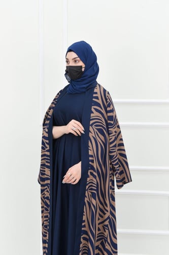 عباية بتدرجات الكحلي والبني مع فستان داخلي