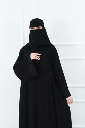 عباية كريب بقصة كلوش وتطريز على الاكمام