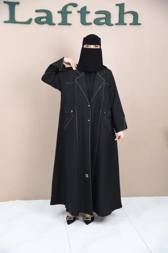 عباية كاجوال بياقة وجيوب شق مائل ودق خيط أبيض