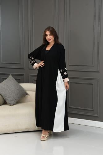 عباية بكسرات بيضاء وتطريز أنيق