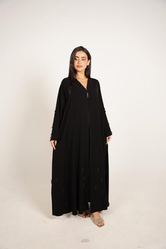 عباية أنيقة بتطريز مميز على الأكمام وأسفل العباية