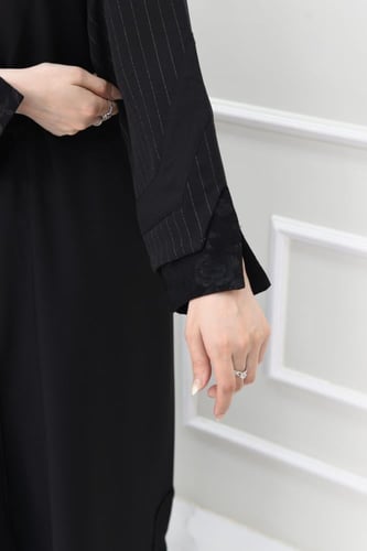 عباية عملية بتفاصيل مميزة