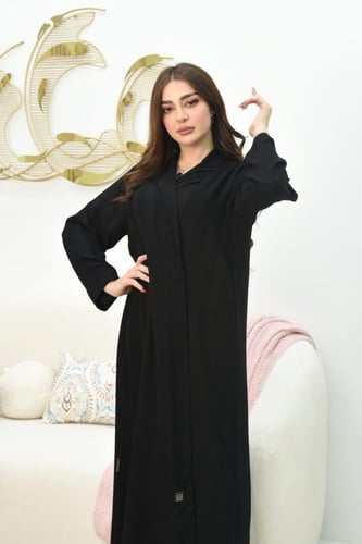 عباية مقلمة بخطوطه متناغمة: مميزة بياقة