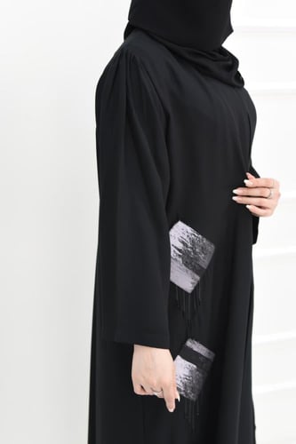 عباية سوداء مزينة بمربعات ملونة