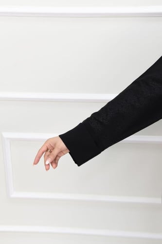 عباية جاكار بنقوش ورود وأكمام مقلوبة