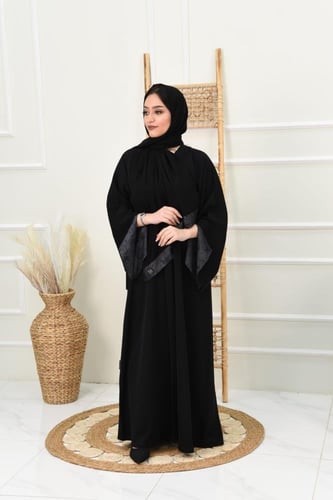 عباية نواعم بأكمام مفتوحه مبطنة بالرمادي