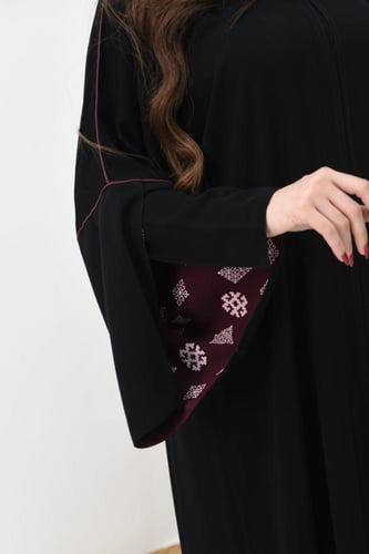 عباية كريب بأكمام مفتوحة مبطنة بلون عنابي