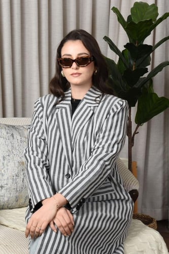 عباية بليزر مقلمة بالأبيض والأسود