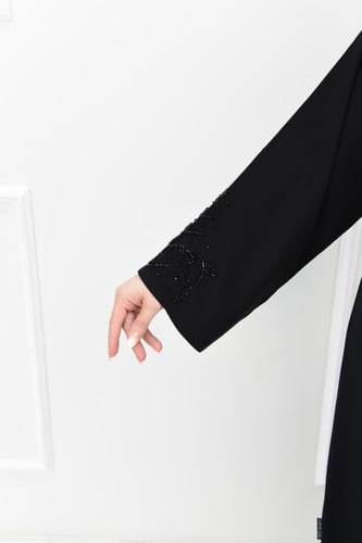 عباية سوداء بتطريز أسود وكسرة كحلي من الخلف