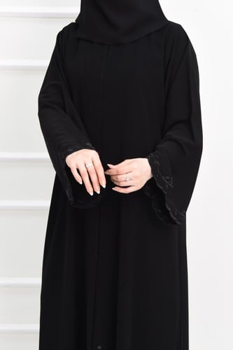 عباية كريب ملكي بتطريز فخم على الكم المربع