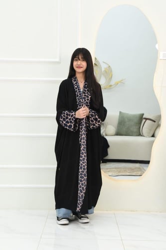 عبايه بناتي لف بقماش كلاريج بتفاصيل من قماش منقط