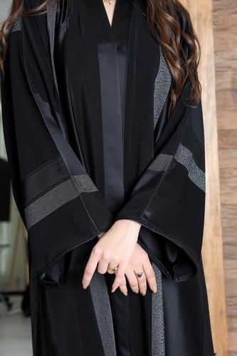 عباية مصممة من قماش ياباني مقلم