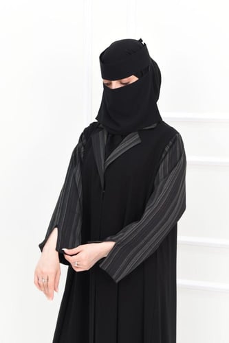 عباية الحان بأكمام وياقة مقلمة بالزيتي والأسود