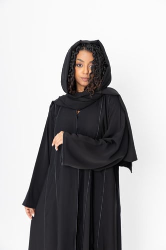 عباية مزينة بقيطان طولية من الامام والخلف