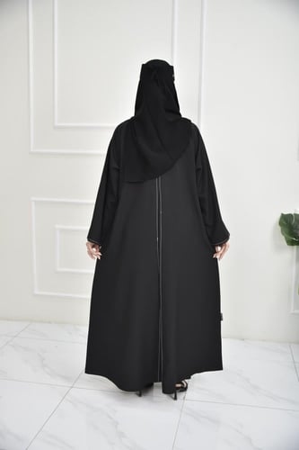 عباية كاجوال بكسـرات أنيقة وخيط بارز مميز