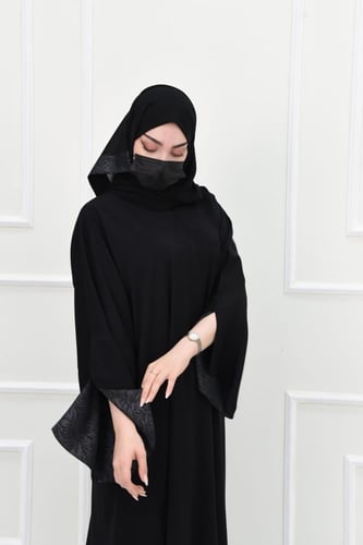 عباية سوداء بأكمام مفتوحه مبطنة بالجاكار لون رمادي