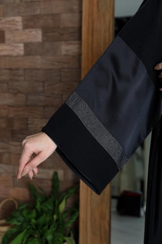 عباية مصممة من قماش ياباني مقلم