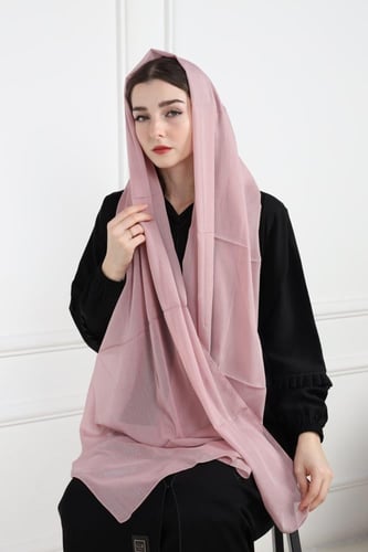 طرحة شيفون باللون الوردي