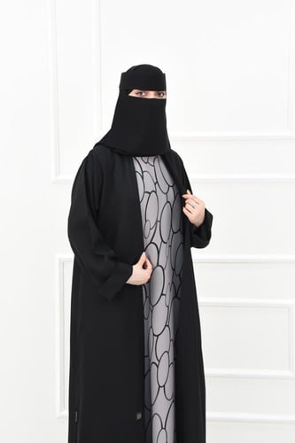 عباية كريب سوداء بفستان داخلي رصاصي