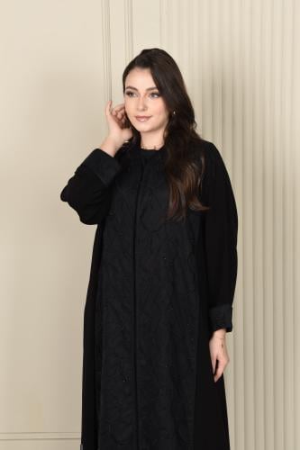 عباية ناعمة مزينة بدانتيل مطرز وأكمام مقلوبة