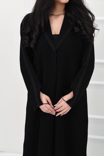 عباية بليزر بتطريز خيوط والاكمام مفتوحة