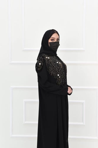 عباية بتطريز ذهبي انيق واكمام بف