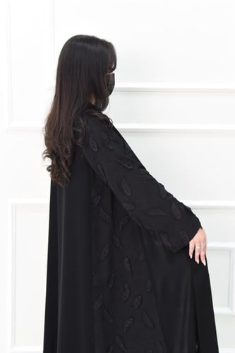 عباية مع شراشيب أوراق وتطريز انيق