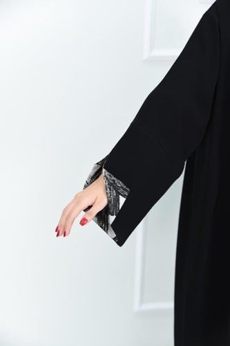 عباية سوداء بكول ريفير وأكمام بتصميم ملون