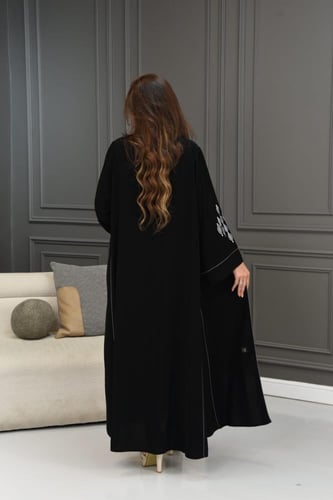 عباية سوداء بتطريز ملون