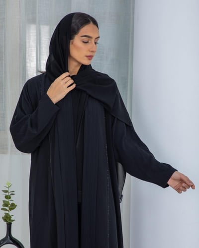 عباية مزينة بأشرطة الكريستال وبياقة مثنية