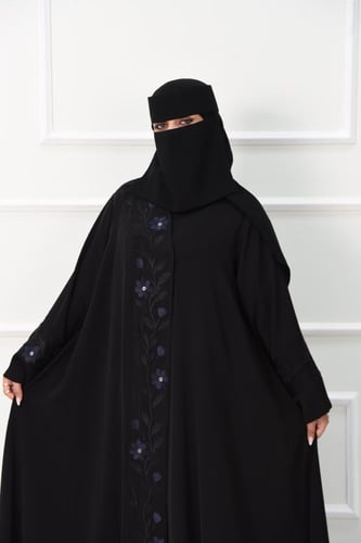 عباية روز أسود بتطريز على الصدر والأكمام